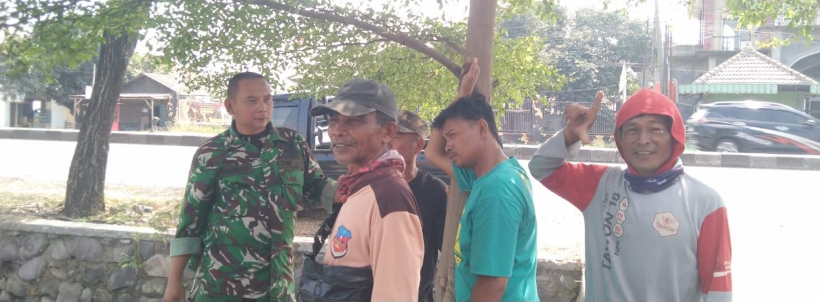 Babinsa Koramil 1603/Lohbener Pererat Silaturahmi Melalui Komsos Bersama Warga Desa Sukadadi