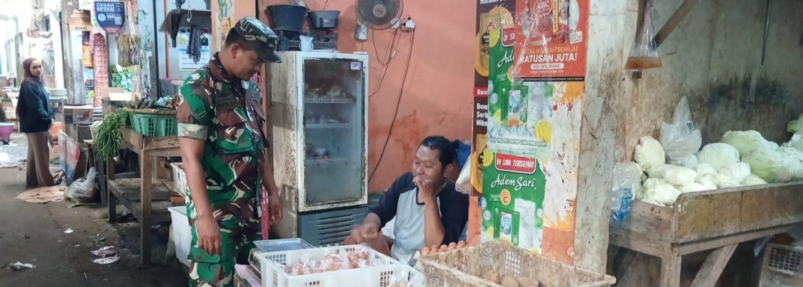 Babinsa Koramil 1605/Sukagumiwang Monitoring dan Pendataan Harga Bahan Pokok di Desa Tulungagung