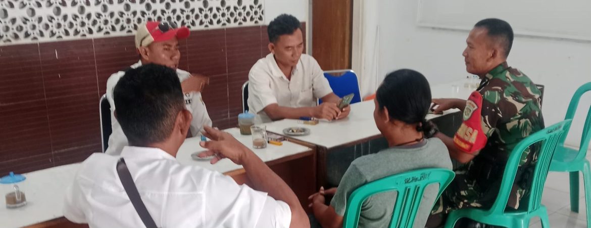 Komsos Babinsa Koramil 1601/Indramayu Pererat Silaturahmi dengan Warga Desa Pekandangan