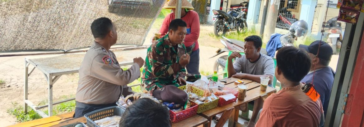 Babinsa Koramil 1601/Indramayu Komsos Bersama Bhabinkamtibmas dan Masyarakat Desa Majakerta Jaga Kondusivitas Wilayah