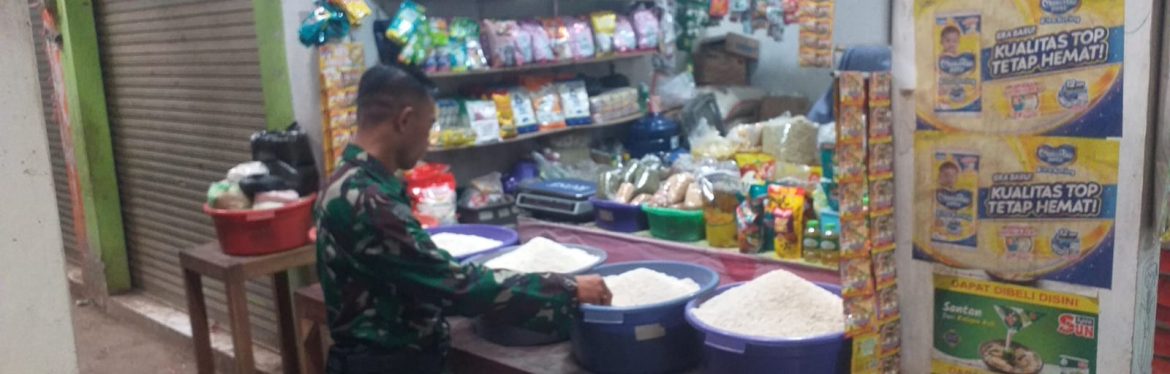 Babinsa Koramil 1605/Sukagumiwang Monitoring dan Pendataan Harga Sembako di Wilayah Binaan