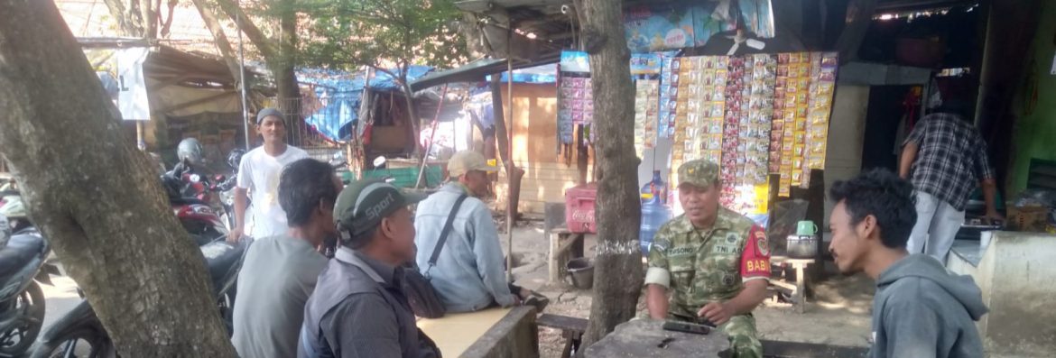 Komsos Bersama Masyarakat, Babinsa Koramil 1601/Indramayu Pererat Silaturahmi dan Jaga Kamtibmas di Kelurahan Karangmalang