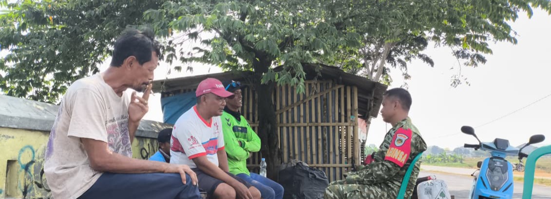 Babinsa Koramil 1608/Karangampel Laksanakan Komsos Bersama Warga Desa Karangampel