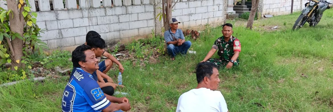 Babinsa Koramil 1611/Losarang Laksanakan Komsos Bersama Masyarakat Desa Losarang