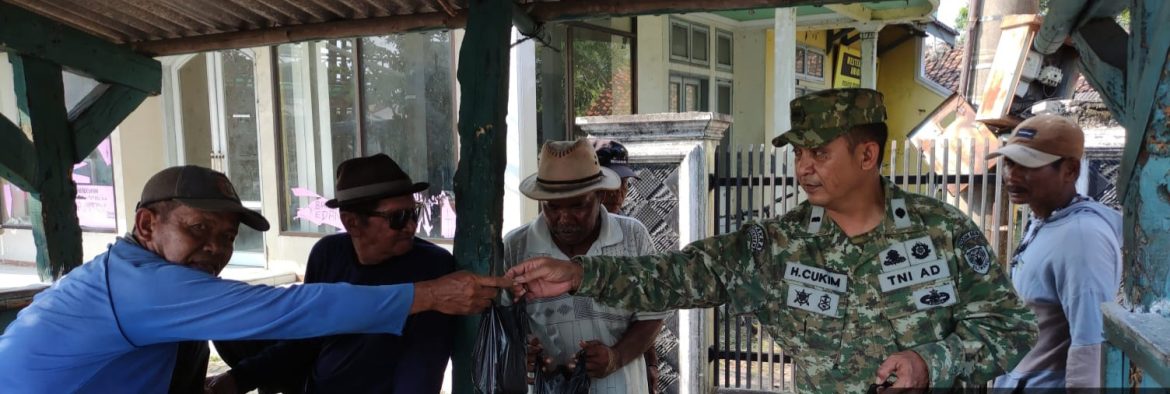 Anggota Koramil 1609/Juntinyuat Laksanakan Bakti Sosial Jumat Berkah di Desa Juntikebon