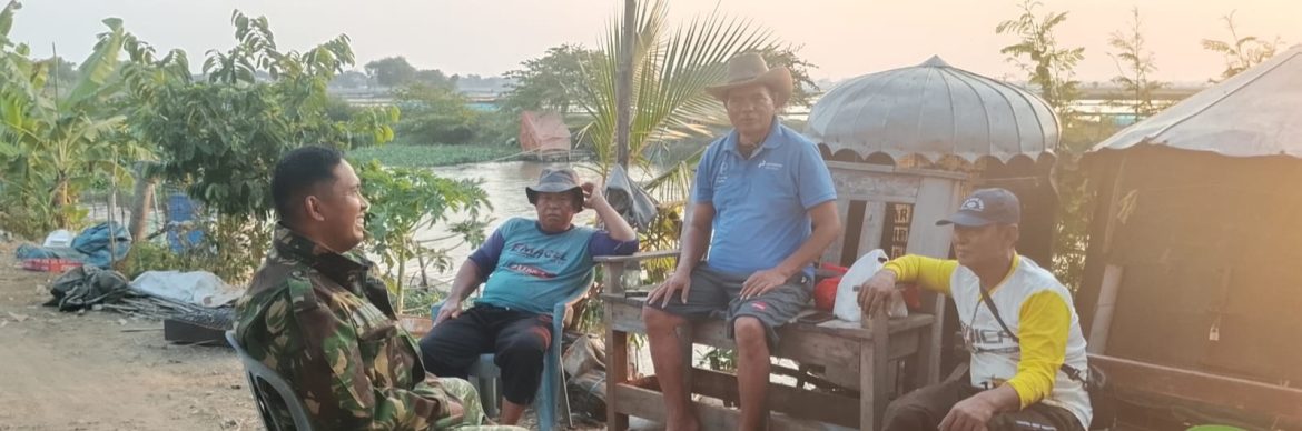 Komsos Anggota Koramil 1601/Indramayu di Wilayah Binaan Desa Rawadalem