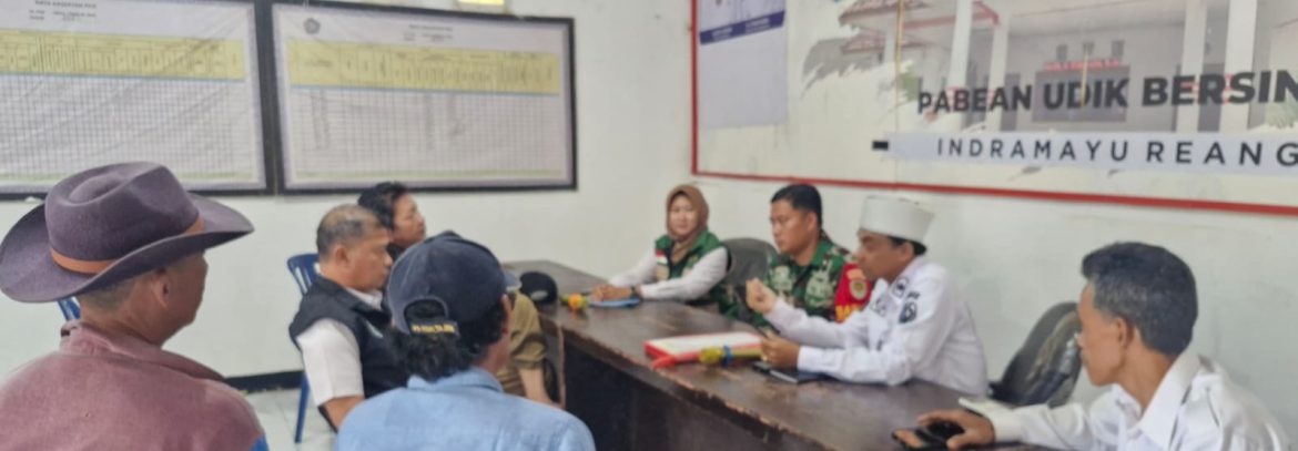 Babinsa Koramil 1601 Indramayu Komsos di Desa Pabeanudik untuk Pererat Silaturahmi dengan Masyarakat