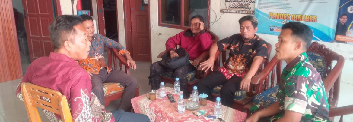 Babinsa Koramil 1605/Sukagumiwang Pererat Kedekatan dengan Warga Melalui Komsos di Desa Cibeber