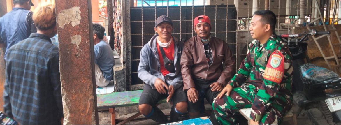 Babinsa Koramil 1601/Indramayu Pererat Silaturahmi Melalui Komsos, Ajak Warga Karangsong Jaga Kamtibmas dan Kebersihan Lingkungan