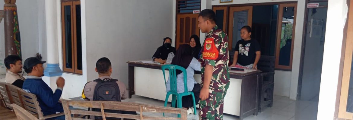 Babinsa Koramil 1601/Indramayu Perkuat Sinergi dengan Perangkat Desa Gelarmandala Melalui Komsos