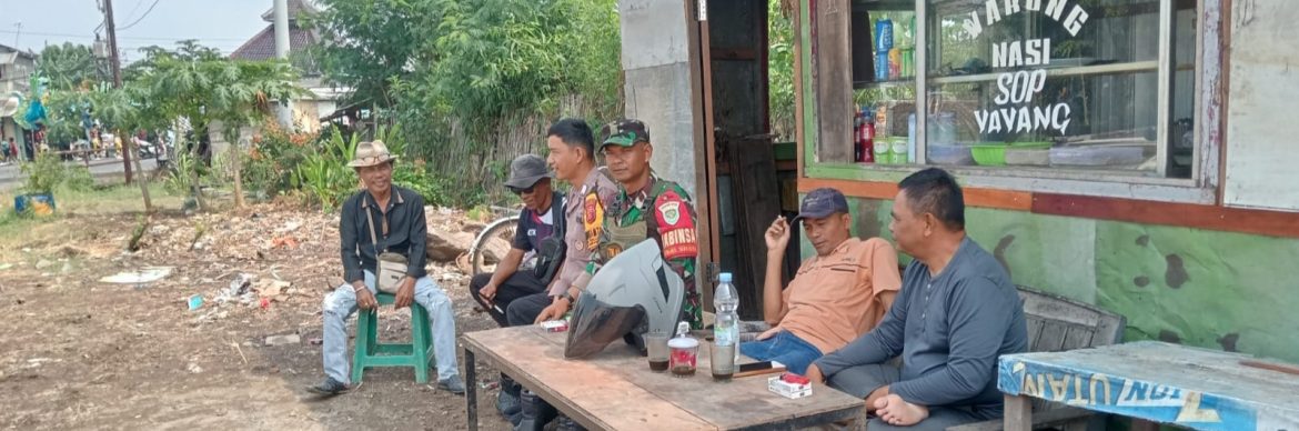 Babinsa Koramil 1608/Karangampel Perkuat Sinergitas Melalui Komsos Bersama Warga Desa Tanjungsari