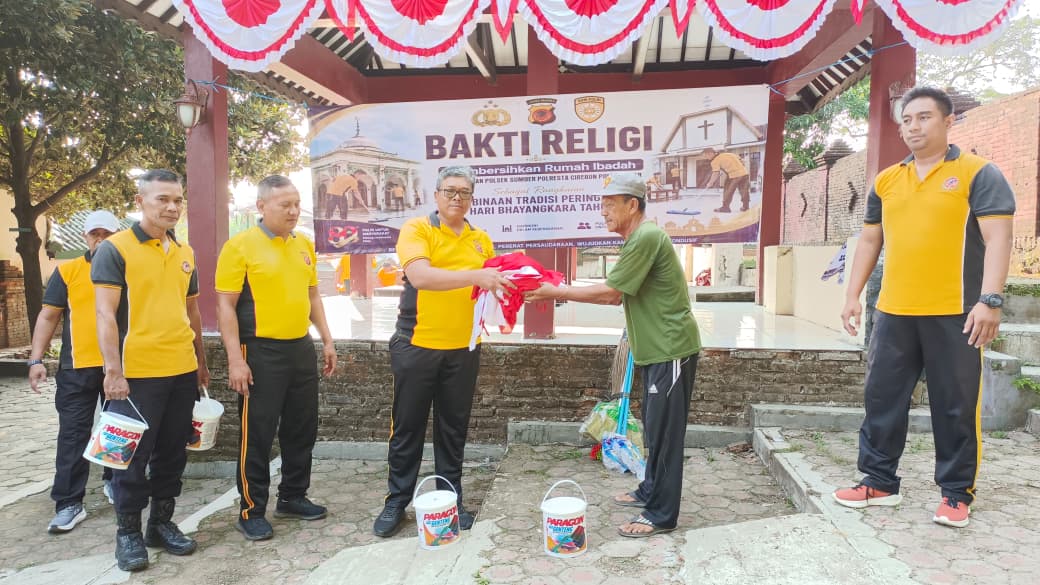 Sambut Hari Bhayangkara Ke-80, Polresta Cirebon Gelar Bakti Religi dan Serahkan Bantuan Peralatan Kebersihan di Makam Keramat Pangeran Cakrabuana