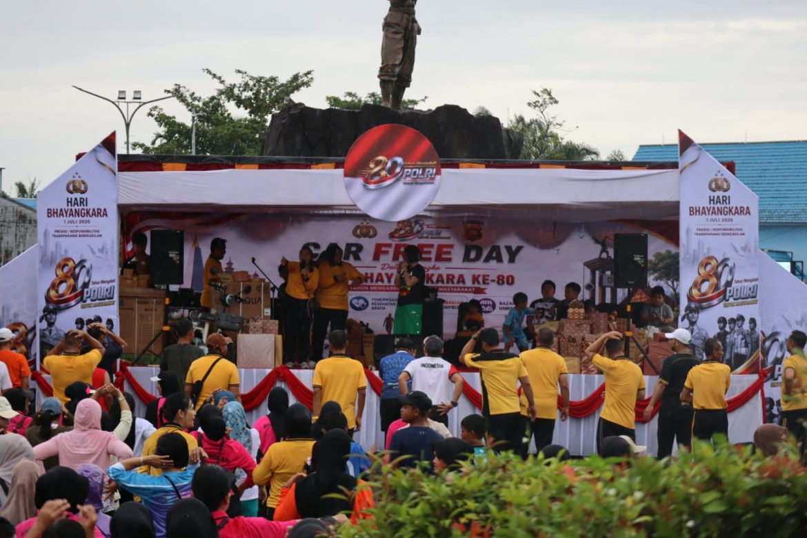 Meski Diguyur Hujan, Warga Melawi Tetap Antusias Ikuti Car Free Day dan Senam Bersama HUT Bhayangkara ke-80