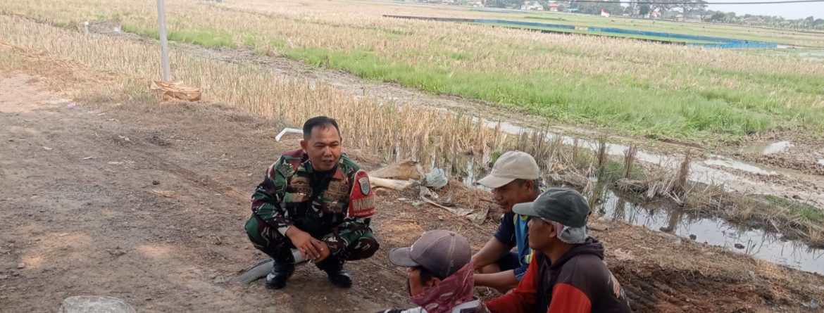 Babinsa Koramil 1601/Indramayu Perkuat Silaturahmi dan Komunikasi Sosial dengan Masyarakat Desa Binaan