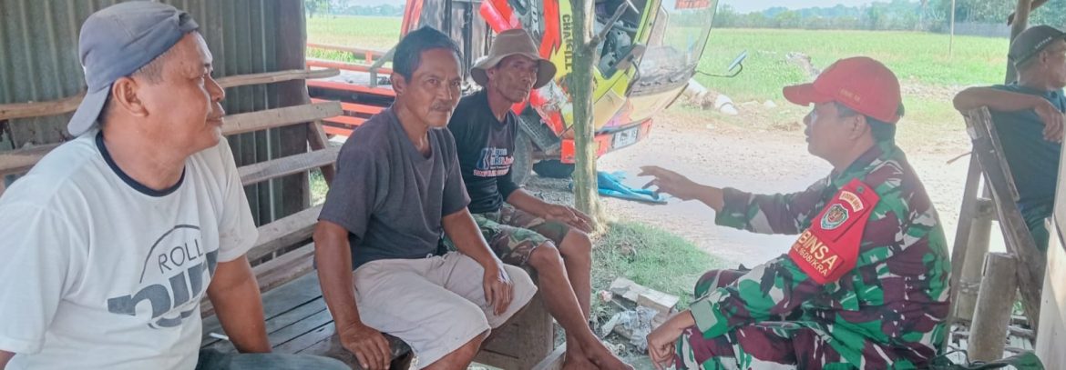 Babinsa Koramil 1608/Karangampel Pererat Silaturahmi Melalui Komsos Bersama Warga Desa Dukuh Jeruk