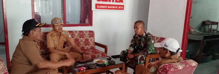 Babinsa Koramil 1603/Lohbener Komsos Bersama Pamong Desa Cidempet, Bahas Kesiapan MT 2 dan Antisipasi Hoaks di Media Sosial