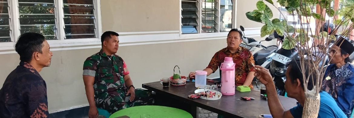 Babinsa Koramil 1601/Indramayu Pererat Silaturahmi Melalui Komsos Bersama Warga Desa Balongan