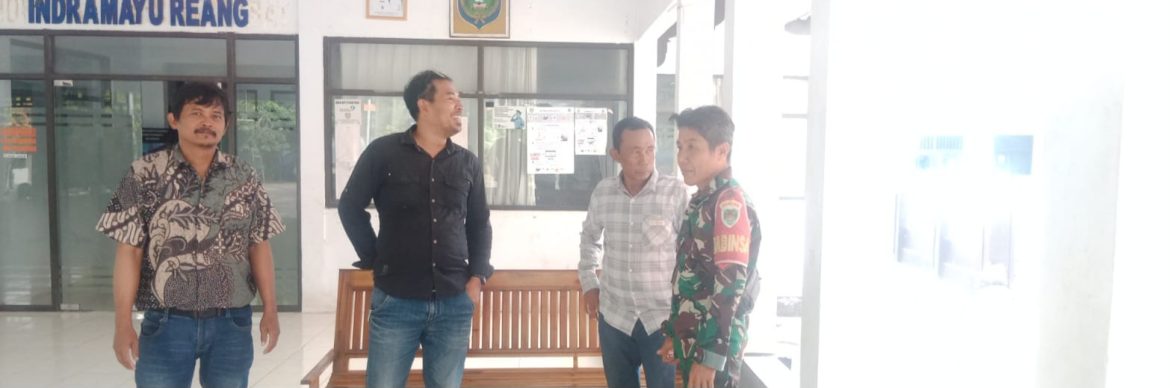 Babinsa Koramil 1601/Indramayu Komsos Bersama Pamong dan Masyarakat Desa Singaraja, Perkuat Keamanan dan Kebersihan Lingkungan