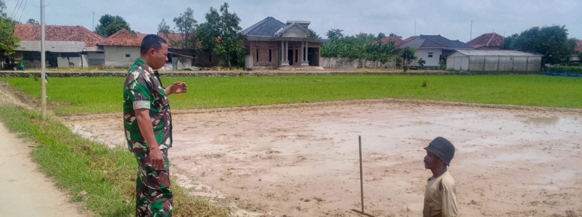 Babinsa Koramil 1605 Sukagumiwang Monitoring dan Dampingi Petani Olah Lahan di Desa Jambe