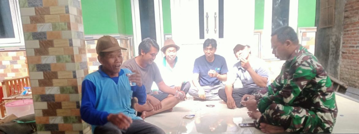 Babinsa Koramil 1605 Sukagumiwang Komsos Bersama Masyarakat Desa Jambe, Perkuat Kepedulian Lingkungan dan Ketahanan Pangan