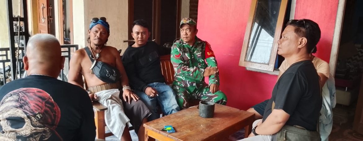 Babinsa Koramil 1611/Losarang Pererat Silaturahmi dan Tingkatkan Kewaspadaan Wilayah Melalui Komsos di Desa Santing