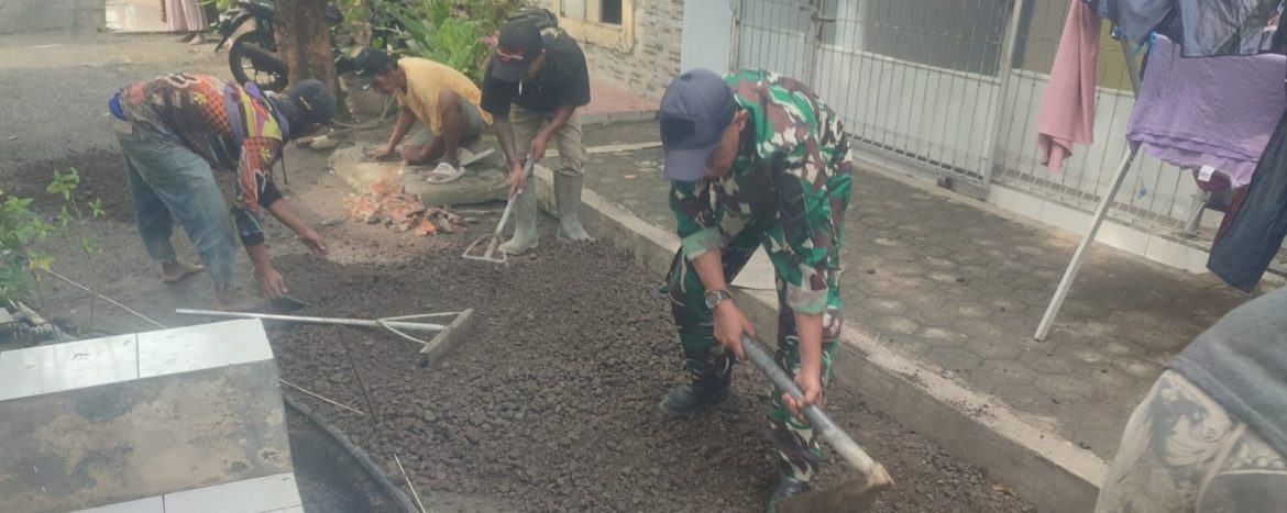 Babinsa Koramil 1602/Sindang Laksanakan Kerja Bakti Pengecoran Jalan Gang di Desa Terusan