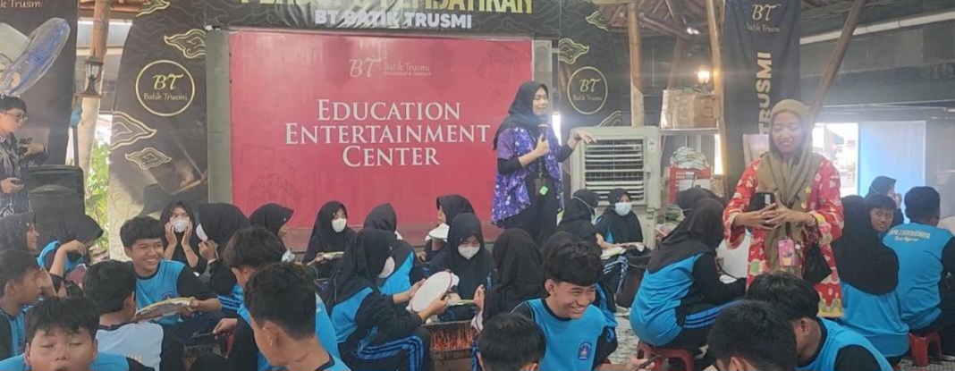 Tingkatkan Life Skill Siswa, UPTD SMPN 2 Kertasemaya Gelar Program “Belajar Membatik” di Batik Trusmi Cirebon
