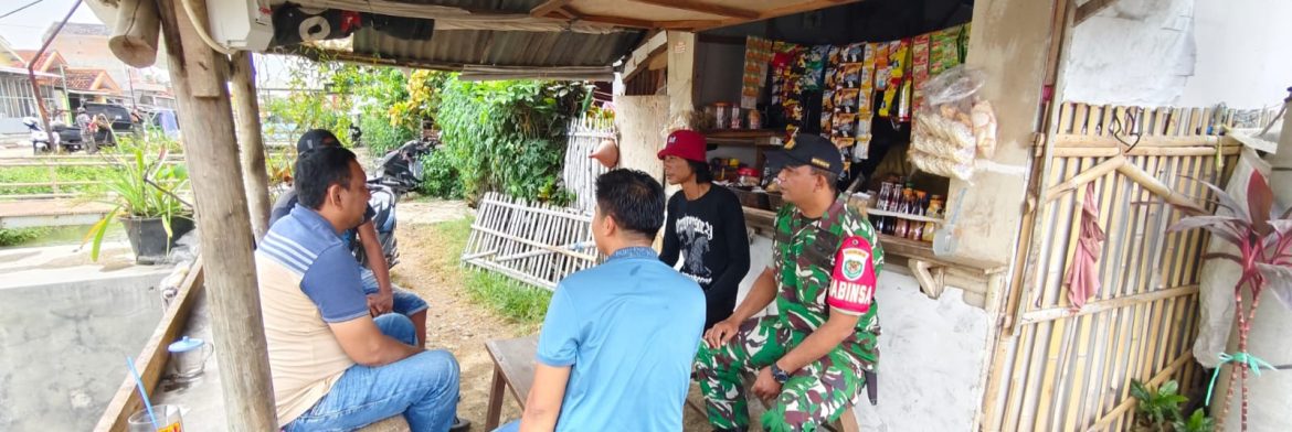 Babinsa Koramil 1608/Karangampel Laksanakan Komsos Bersama Warga, Tekankan Keamanan dan Kebersihan Lingkungan
