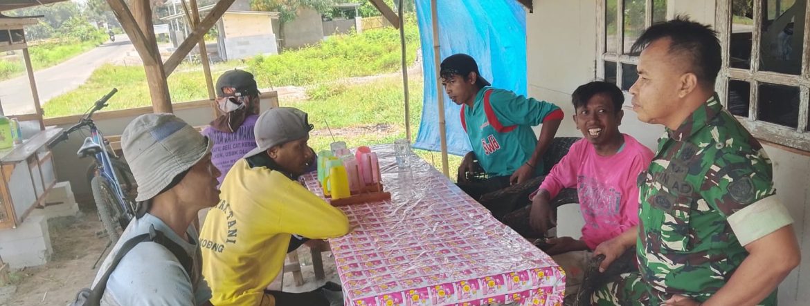 Babinsa Koramil 1605 Sukagumiwang Perkuat Kewaspadaan dan Silaturahmi Melalui Komsos di Desa Kliwed