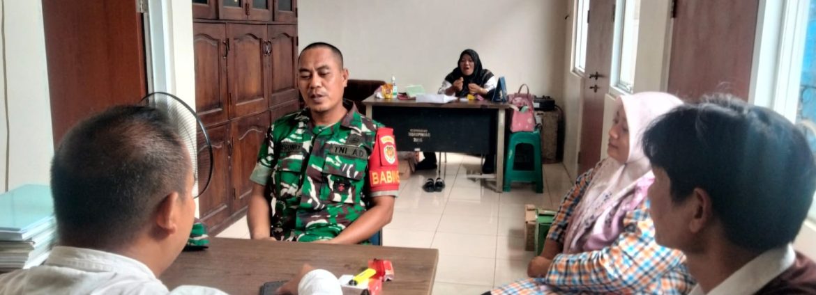Babinsa Koramil 1601/Indramayu Pererat Silaturahmi dengan Petugas Pasar Karangmalang Melalui Komsos