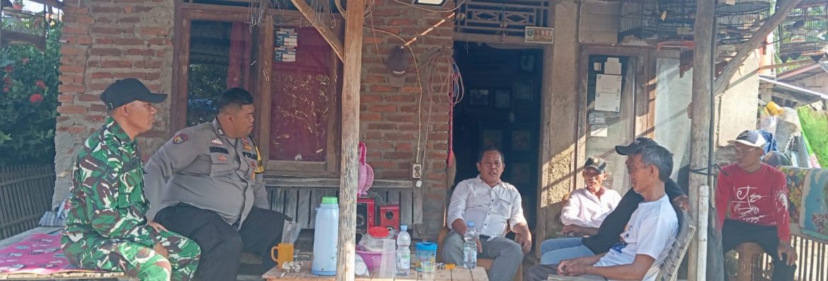 Babinsa Koramil 1611/Losarang Laksanakan Komsos Bersama Masyarakat Desa Krimun