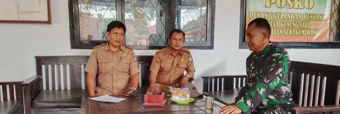 Babinsa Koramil 1605 Sukagumiwang Pererat Sinergi dengan Pamong Desa Gunungsari Melalui Komsos