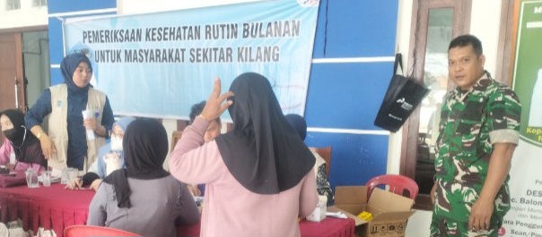 Babinsa Koramil 1601/Indramayu Dampingi Layanan Kesehatan Gratis bagi Masyarakat Ring 1 PT KPI RU VI Balongan
