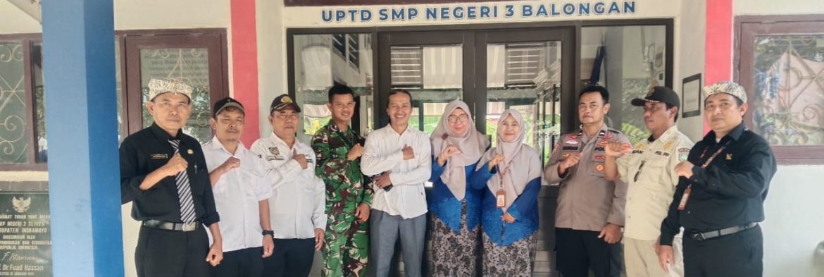 Babinsa Koramil 1601/Indramayu Laksanakan Komsos dan Pengamanan Siswa SMPN 3 Balongan, Antisipasi Kenakalan Remaja Jelang Pembagian Rapor