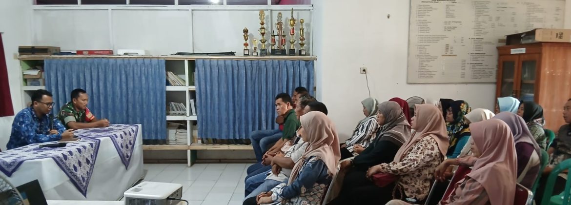 Babinsa Koramil 1601/Indramayu Perkuat Silaturahmi dengan Warga Kepandean Lewat Komsos