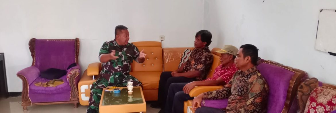 Babinsa Koramil 1605/Sukagumiwang Pererat Silaturahmi Melalui Komsos Bersama Warga dan Pamong Desa Bondan