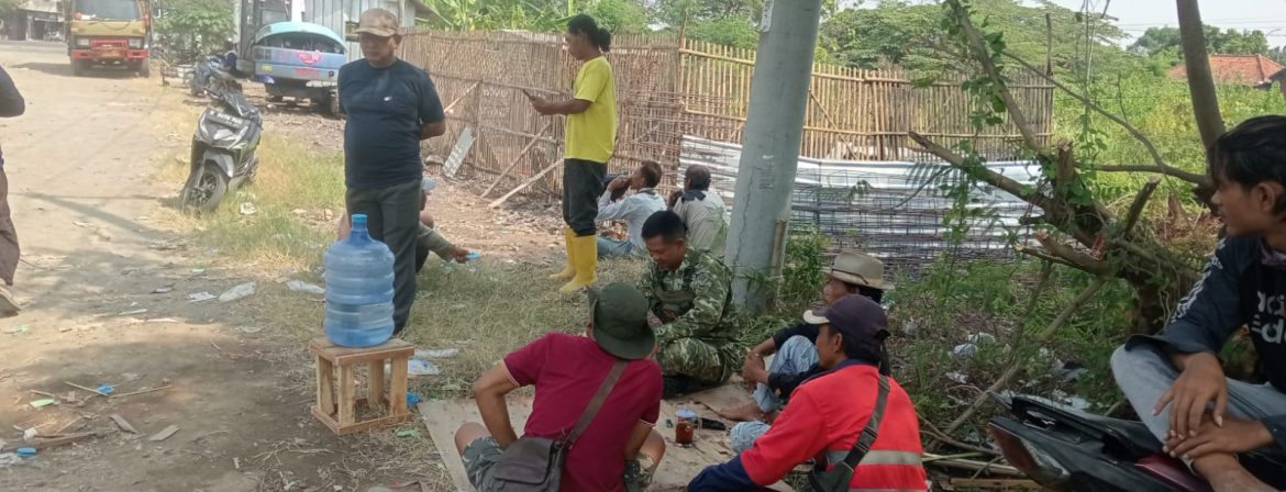 Babinsa Koramil 1608/Karangampel Perkuat Silaturahmi dan Kondusivitas Wilayah Melalui Komsos di Desa Tanjungsari