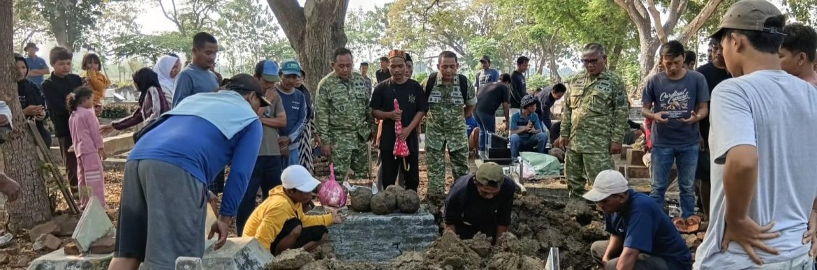 Danramil 1609/Juntinyuat Melayat dan Hadiri Pemakaman Almarhum Kartawi di Desa Tinumpuk