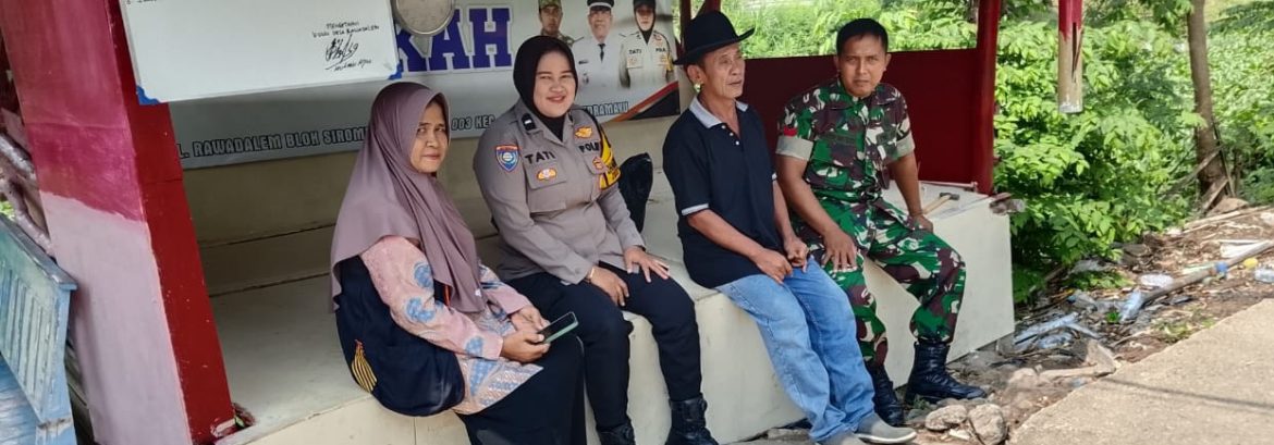 Babinsa Koramil 1601/Indramayu dan Bhabinkamtibmas Perkuat Sinergi Lewat Komsos Bersama Warga Desa Rawadalem