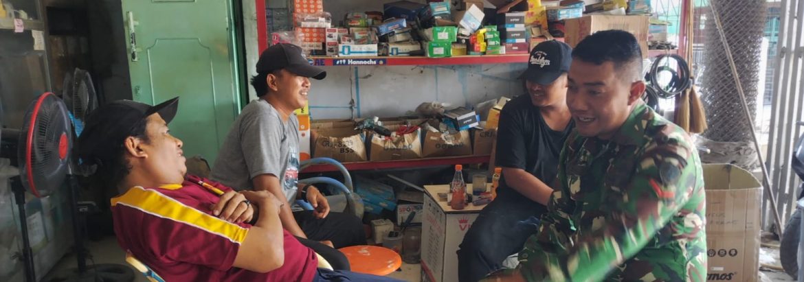 Babinsa Koramil 1608/Karangampel Pererat Kedekatan dengan Warga Lewat Komsos di Desa Kedokanbunder
