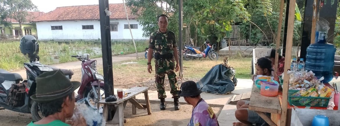 Babinsa Koramil 1605 Sukagumiwang Perkuat Sinergi dengan Warga Tenajar Kidul Lewat Komsos, Dorong Kepedulian Lingkungan dan Ketahanan Pangan