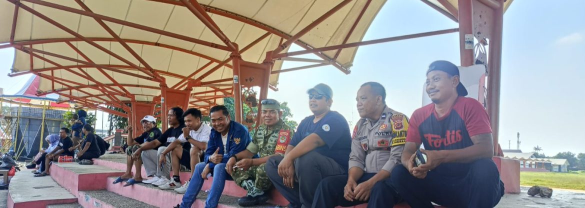 Babinsa Koramil 1601/Indramayu dan Bhabinkamtibmas Perkuat Sinergi Bersama Karang Taruna Karanganyar Lewat Komsos