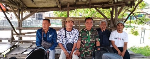 Babinsa Koramil 1605/Sukagumiwang Pererat Silaturahmi Lewat Komsos Bersama Warga Desa Kertasemaya