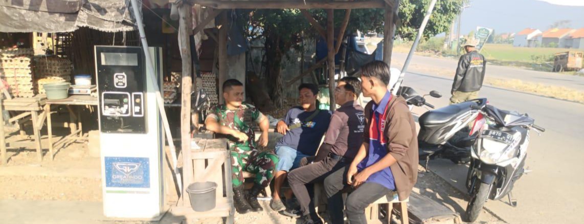 Babinsa Koramil 1608/Karangampel Pererat Silaturahmi Melalui Komsos Bersama Warga dan Pedagang Pasar Karangampel