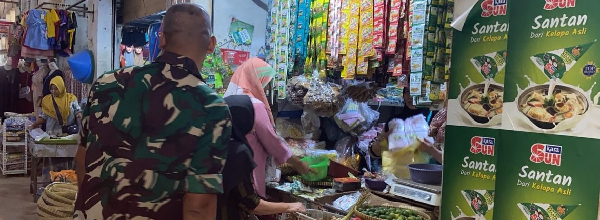 Babinsa Koramil 1605/Sukagumiwang Monitoring dan Data Harga Bahan Pokok, Pastikan Ketersediaan serta Stabilitas Pasar