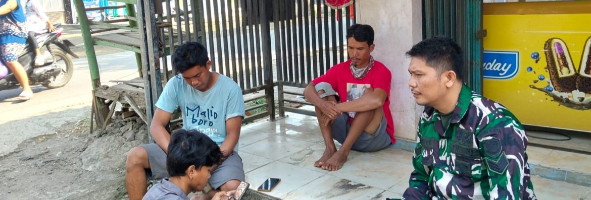 Komsos Babinsa Koramil 1605/Sukagumiwang Pererat Silaturahmi dan Tingkatkan Kesadaran Keamanan Warga Desa Sukawera