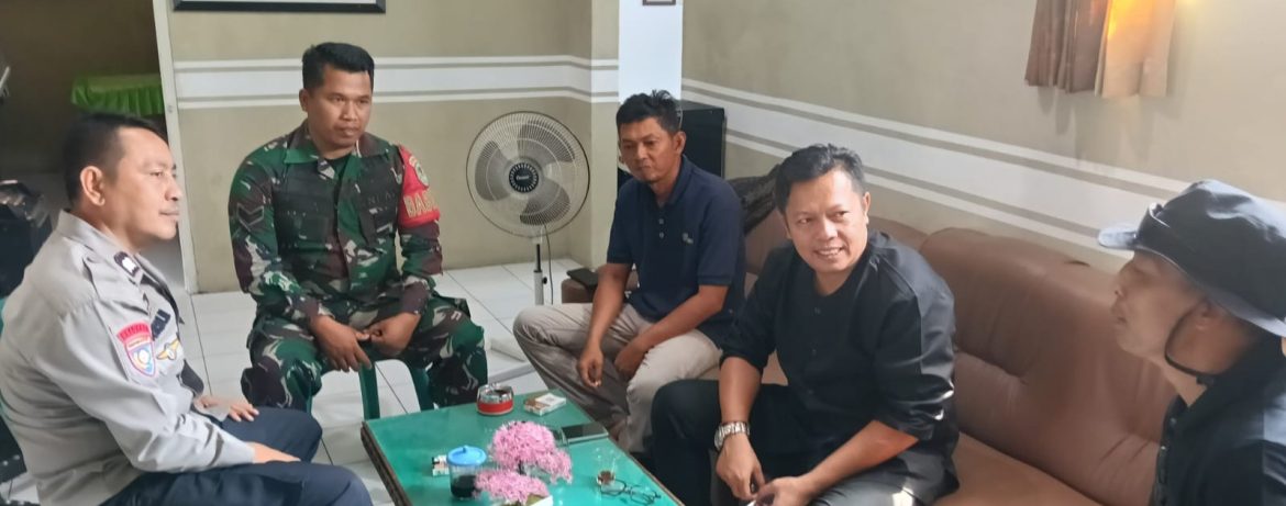 Babinsa Koramil 1601/Indramayu Perkuat Silaturahmi dengan Warga Desa Balongan Lewat Komsos