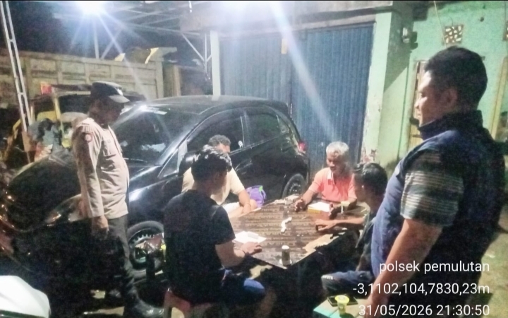Polsek Pemulutan Tingkatkan Patroli Malam, Lakukan Pemeriksaan Orang dan Barang serta Sampaikan Imbauan Kamtibmas