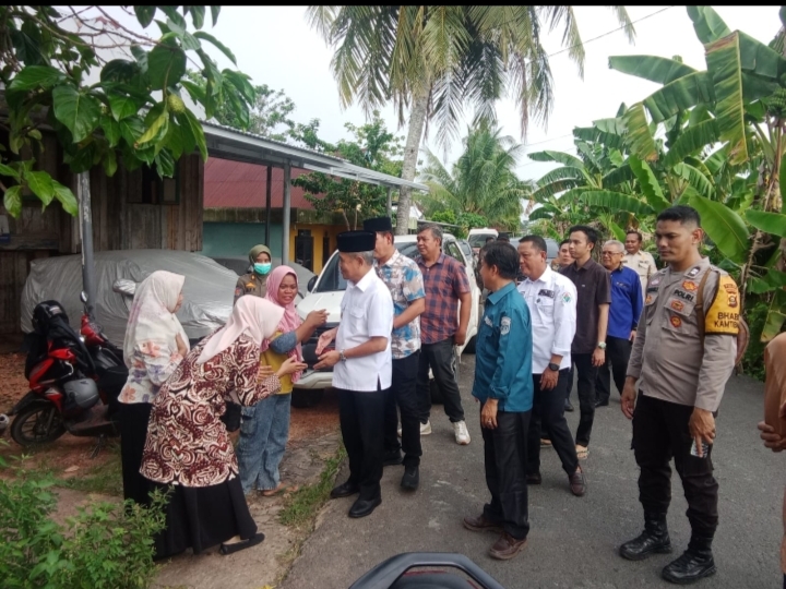 Bhabinkamtibmas Polsek Pemulutan Polres Ogan Ilir Berikan Pendampingan Kunjungan Wakil Bupati Ogan Ilir dalam Penyaluran Bantuan Sosial kepada Warga Sakit di Desa Ulak Petangisan