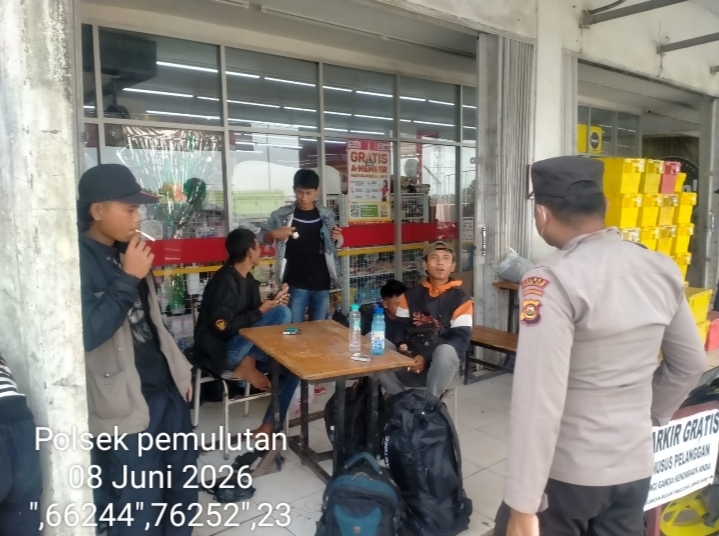 POLSEK PEMULUTAN OGAN ILIR GELAR KRYD DAN STRONG POINT SORE HARI, ANTISIPASI KEJAHATAN DAN PREMANISME, IMBAU MASYARAKAT TINGKATKAN KEWASPADAAN DAN JAGA KAMTIBMAS